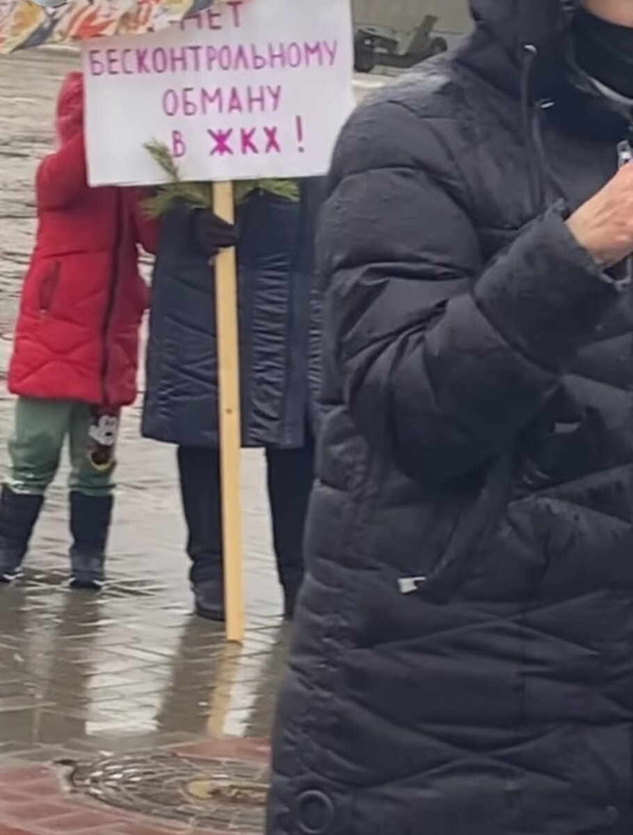 В нашем городе прошёл митинг. Родители вместе с детьми стояли под дождём. |  Ольга Блогер | Дзен