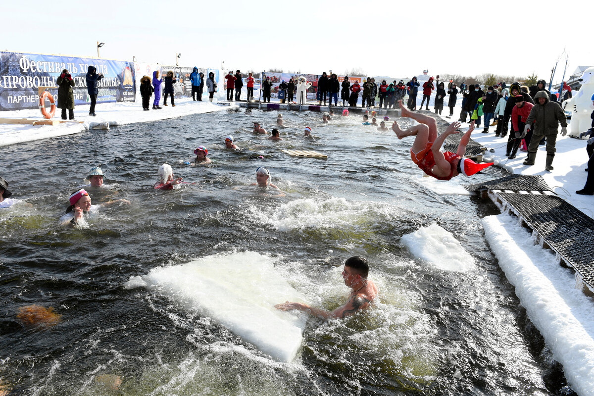 Фото № 2 - 26 февраля 2021 г. Проведение "Фестиваля Холода" в городе Тюмени. Мероприятие посвящено популяризации зимнего плавания и закаливания.