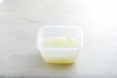 ШАГ 2:
Очистите от шелухи репчатый лук. Промойте его холодной водой и мелко нарежьте кубиками. Переложите нарезанный лук в емкость и залейте кипятком, чтобы ушла горечь. Через 10 минут слейте воду, промойте лук холодной фильтрованной водой и обсушите бумажными полотенцами от лишней влаги.