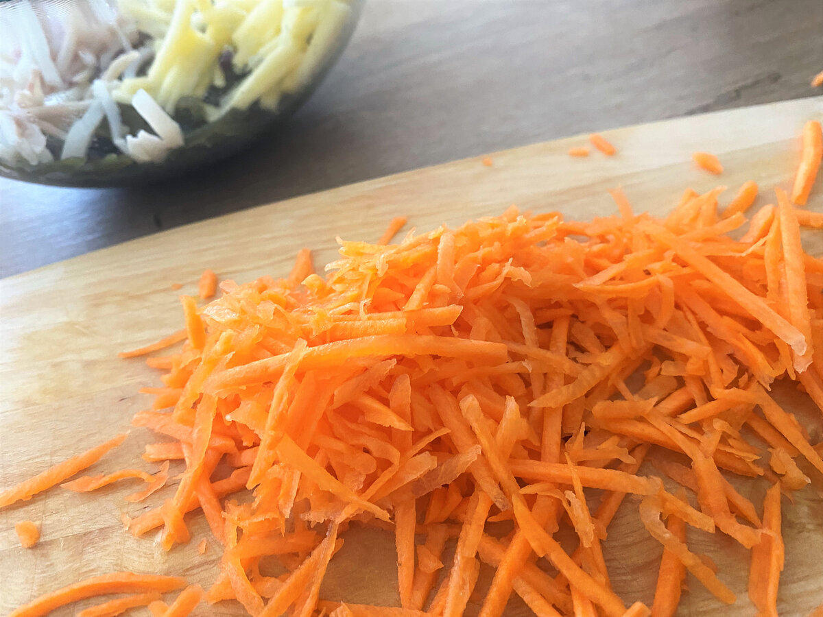 Салат с сельдереем и морковью. Салат из моркови с чесноком. Салат морковь с яблоком. Салат с морковью по-корейски и копченой курицей. Салат соломка с морковью.