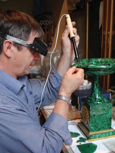 Камнерезчик и полировщик камня - очень востребованная профессия. Зарплата от 50 000 рублей и выше в зависимости от квалификации.