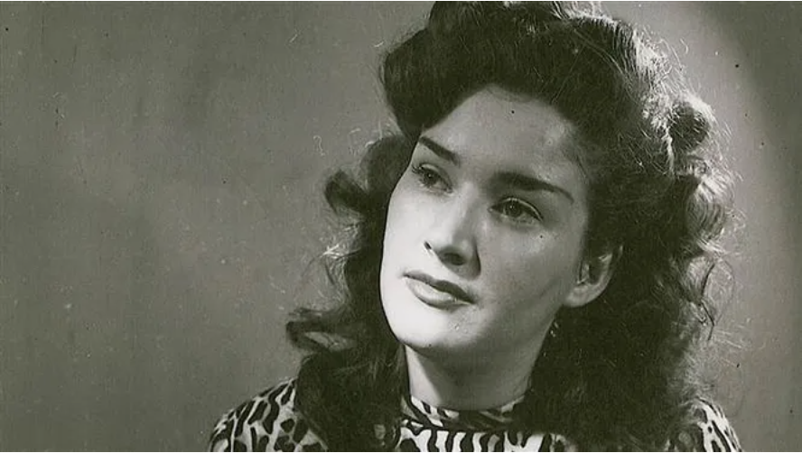 Некролог полностью написан от первого лица и включает несколько откровенных признаний и занятных историй из жизни усопшей.