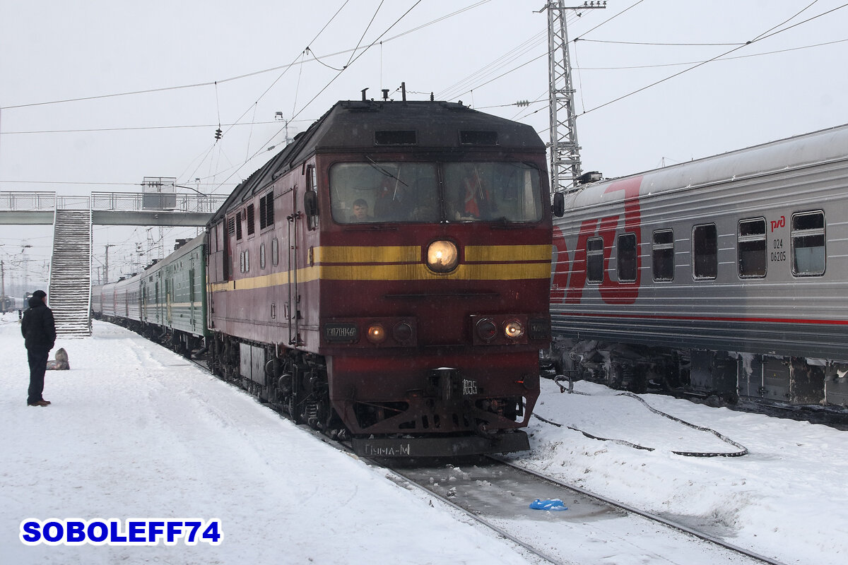 Тепловоз ТЭП70-0468 с пассажирским поездом. Станция Киров Горьковской железной дороги. Март 2011 года