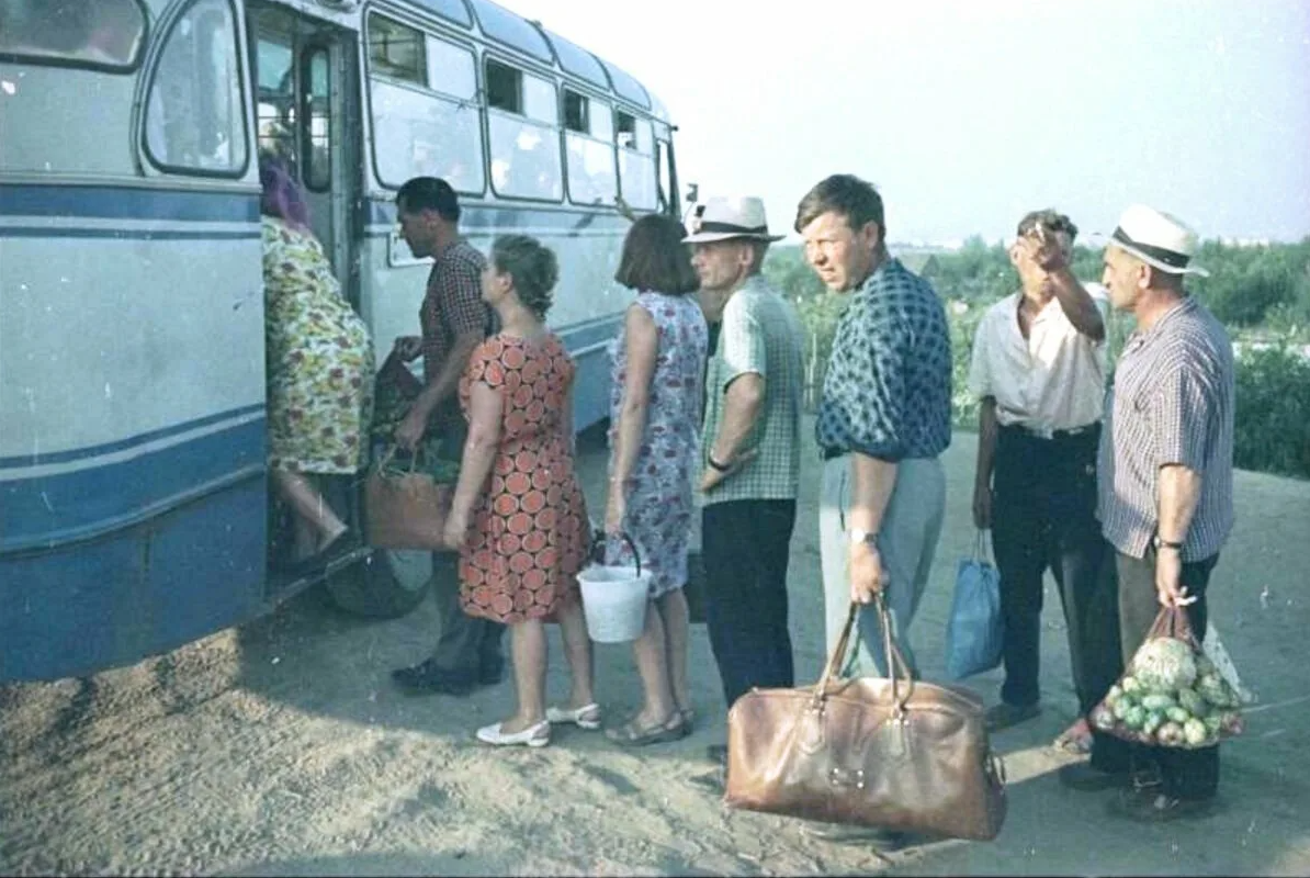 В советские годы здесь был. Советские люди. Жизнь в СССР. Советские люди в автобусе. Советское воспоминание.