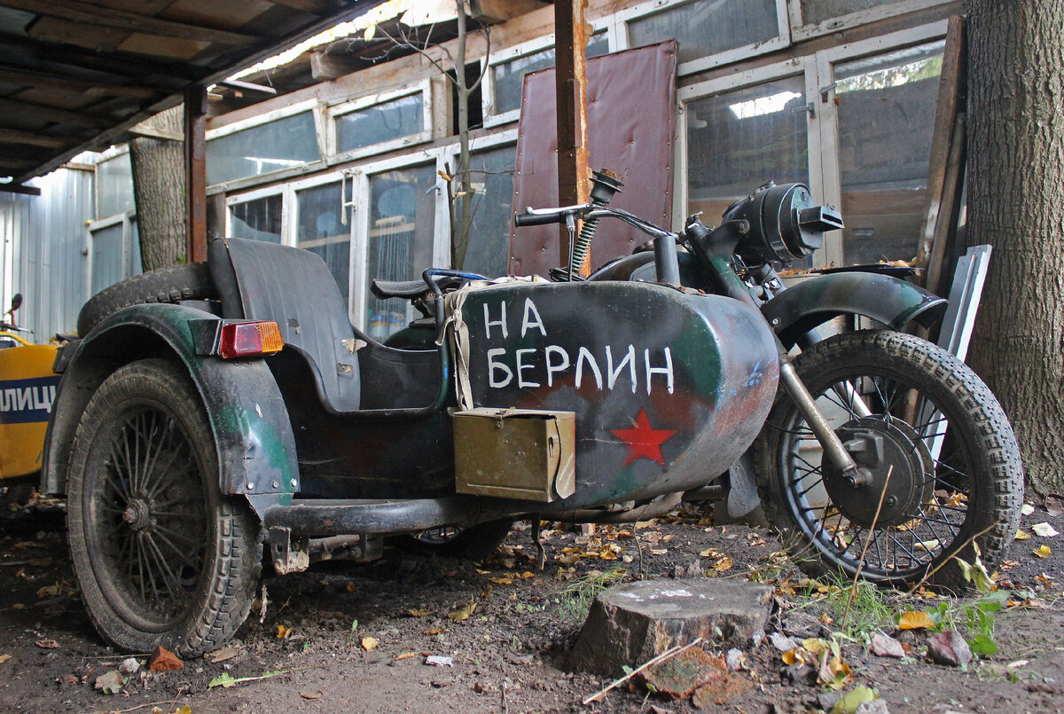 Выставка ретро-автомобилей, которая базируется в Мурино, сейчас  гастролирует по ТРЦ Петербурга. С 16 июня она будет находиться в ТРЦ 