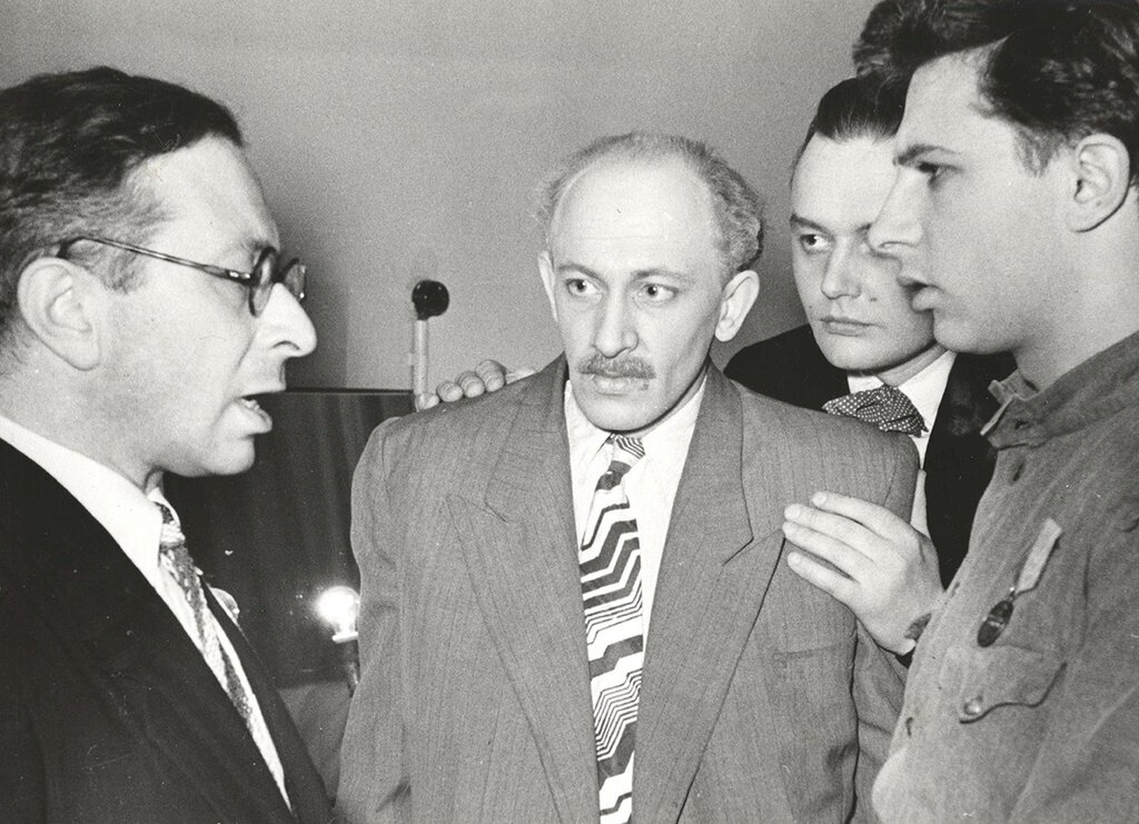 Виталий Виленкин, Евгений Евстигнеев, Геннадий Печников, Игорь Кваша после спектакля «Вечно живые», 1950-е годы. Источник фото: russiainphoto.ru