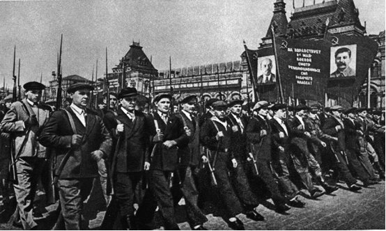 1 мая 1941 – «Демонстрация трудящихся на Красной площади»  Это такая наша традиция – ходить на демонстрации стройными рядами, в смокингах и с винтовками с примкнутыми штыками. [Институт Марксизма-Ленинизма при ЦК КПСС (ИМЛ). История Великой Отечественной войны Советского Союза 1941-1945. (История В.О.В. 1941-1945). Том 1. – М.: 1960. Фото на стр. 481]