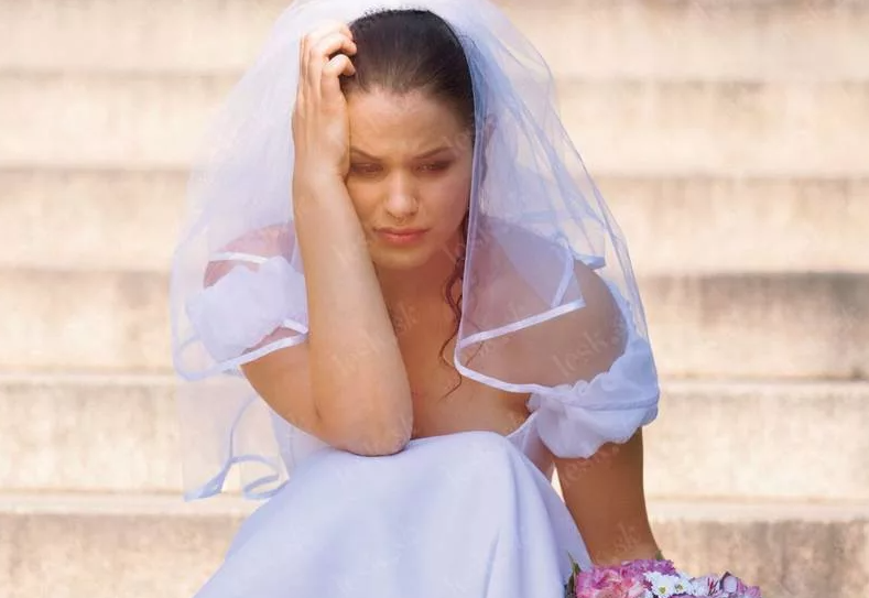 Поймать сбежавшую невесту. Плачущая невеста. Невеста плачет. Грустная невеста. Невеста плачет на свадьбе.