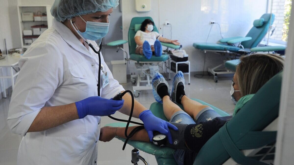    Врач измеряет артериальное давление женщине © РИА Новости / Алексей Сухоруков