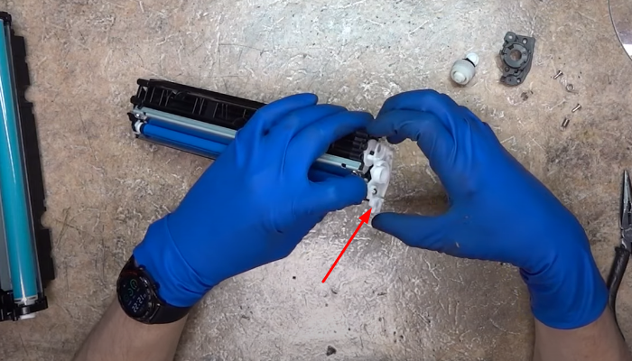 Фото 63. Устанавливаем обратно ролик проявки