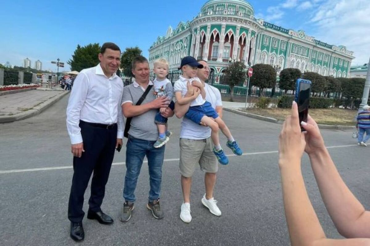    Губернатор с горожанами оценили работу праздничных площадок Екатеринбурга