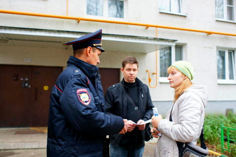 Представился участковым. Участкового уполномоченного полиции. Сотрудник полиции с гражданами. Участковые уполномоченные полиции. Участковый уполномоченный полиции.