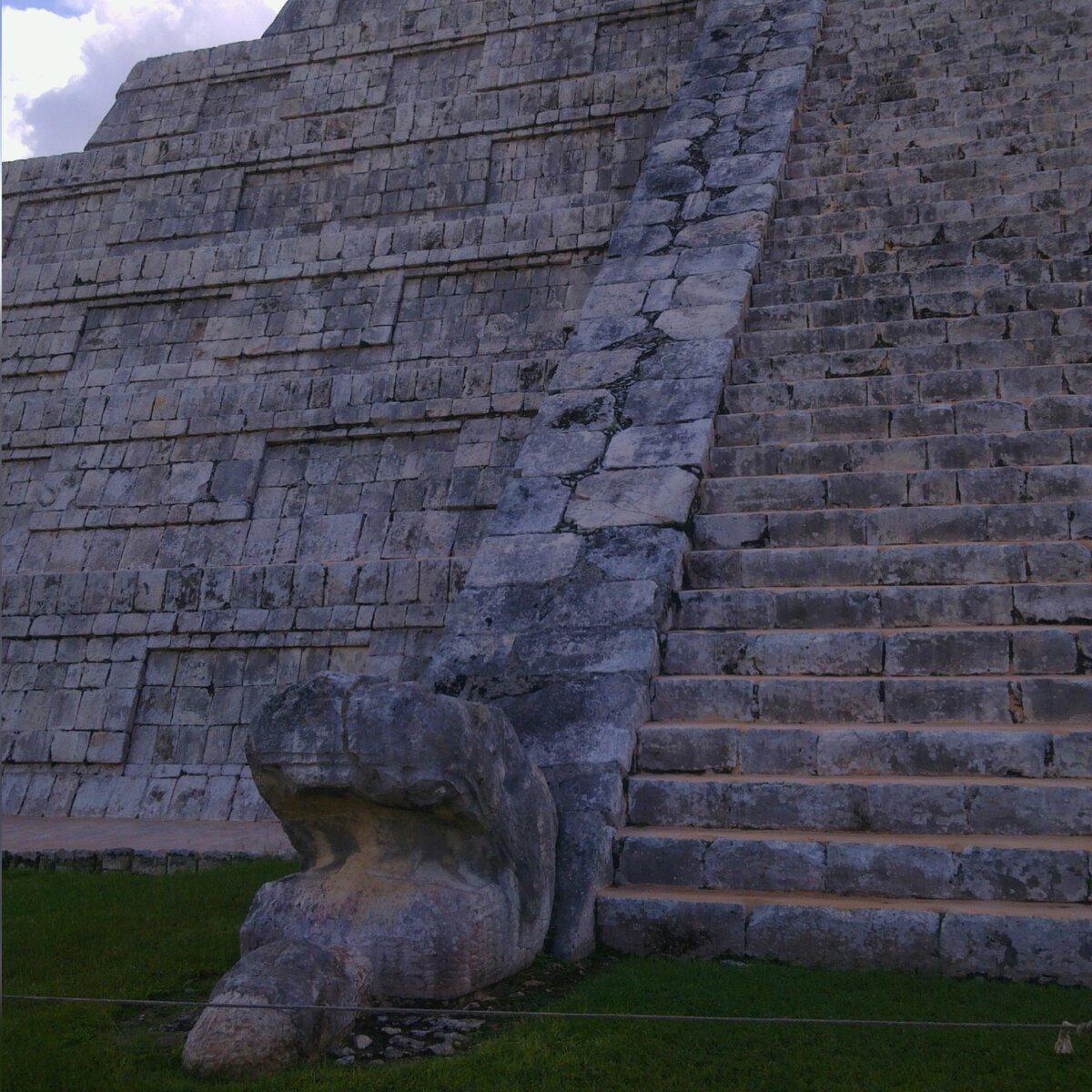 С каждой стороны пирамиды Кукулькана - голова змея
