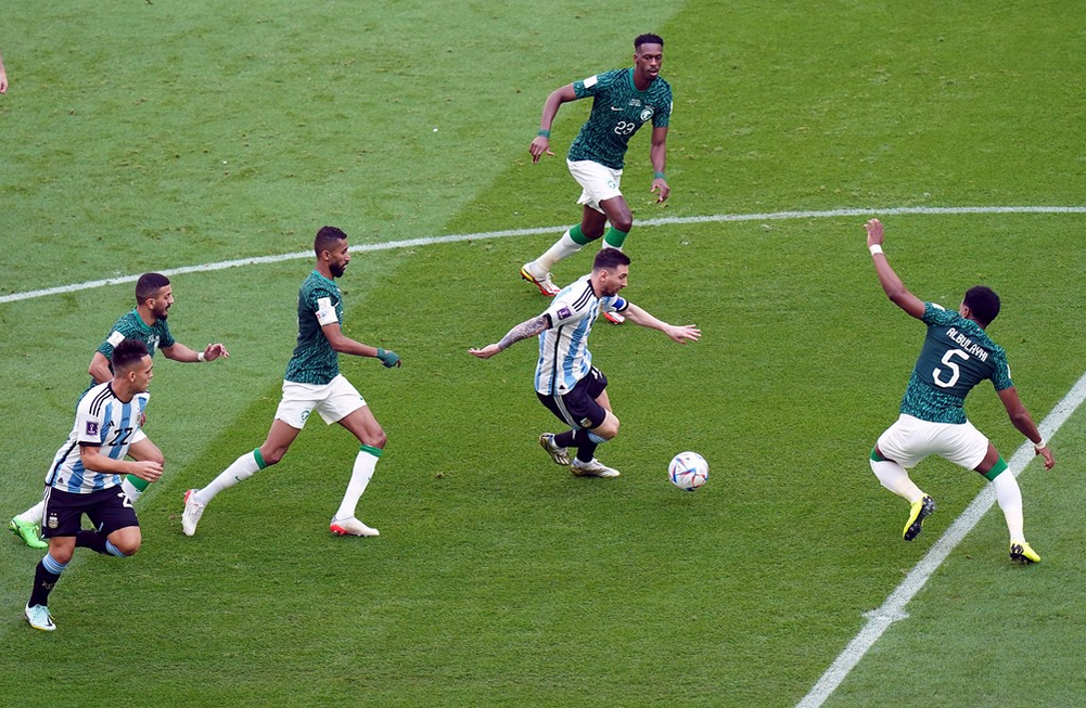 Месси с мячом в центре поля.  фото: картинки яндекса.