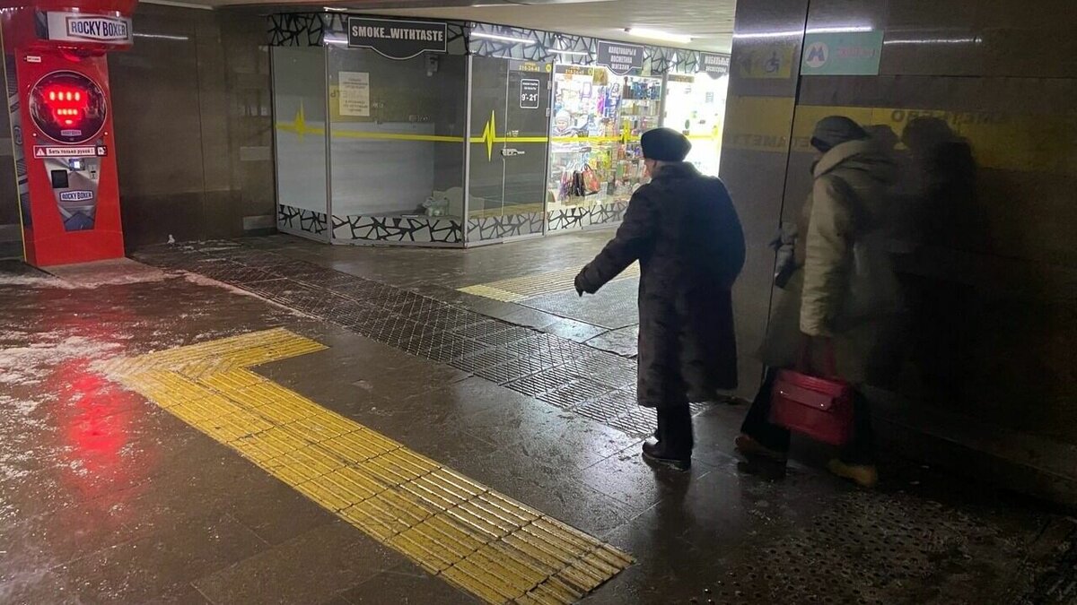     В Казани с приходом холодов и слякоти переходы к метрополитенам превратились в каток. На это обратили внимание читатели Inkazan.