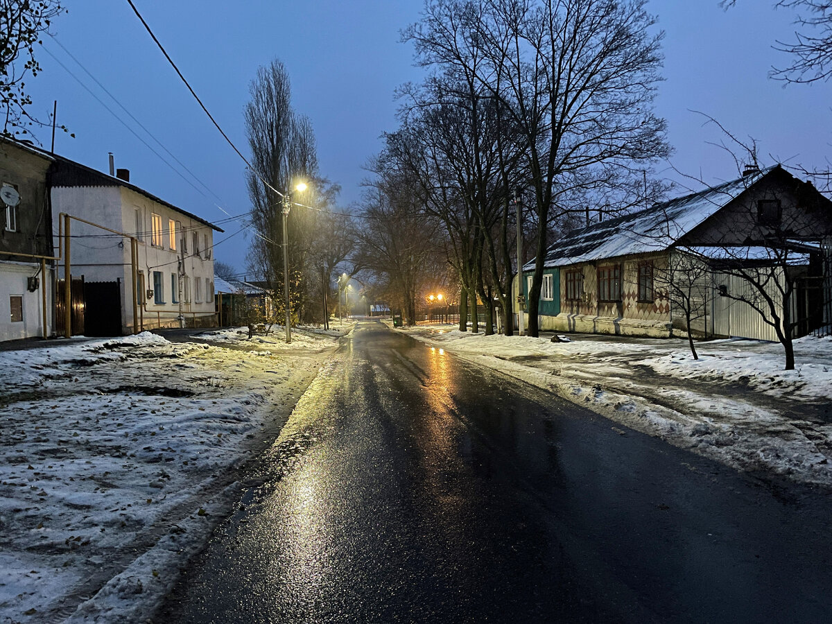 На улице тишина. Вечер в городе. Вечерняя улица. Городская улица зимой вечером.