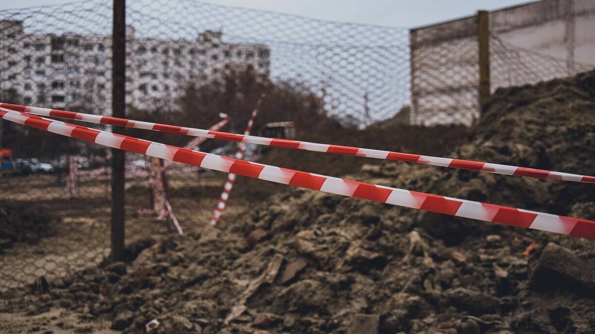     В столице Черногории Подгорице в здании суда произошел взрыв. В результате ЧП погиб один человек и семеро получили ранения.