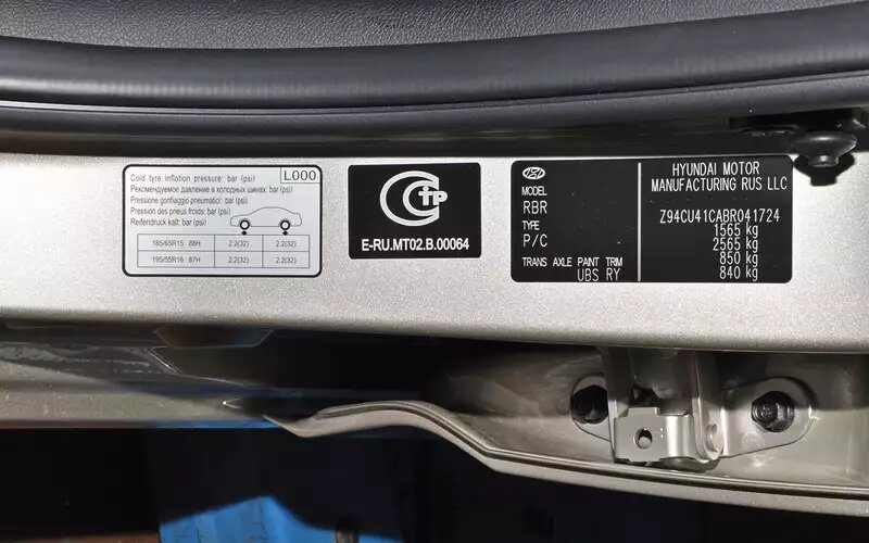 На табличке одного из ранних Солярисов указаны колеса всего двух типоразмеров.