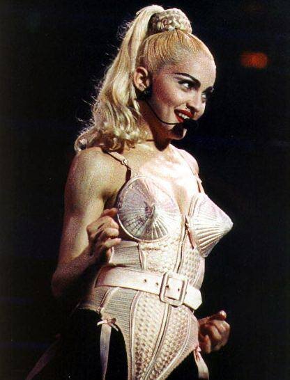 Наряд от дизайнера Жан-Поля Готье ее визитная карточка