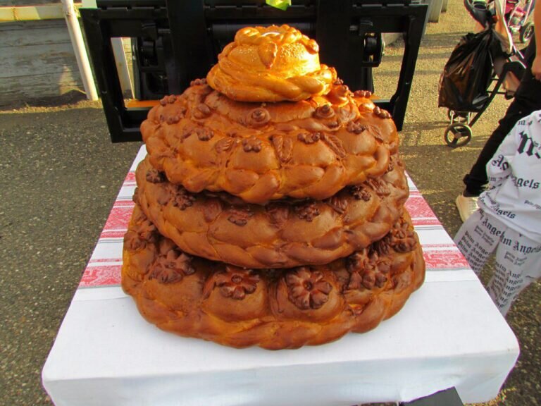    Каравай весом 70 килограммов испекли к 70-летию Кувандыка Белов Михаил Александрович