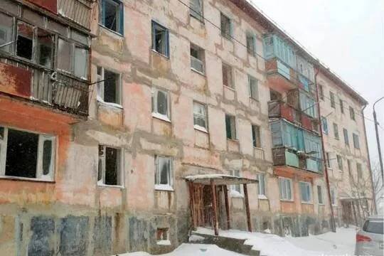    Бросившая ботинок в мэра жительница Сахалина получила вместо ветхого жилья квартиру в аварийном доме