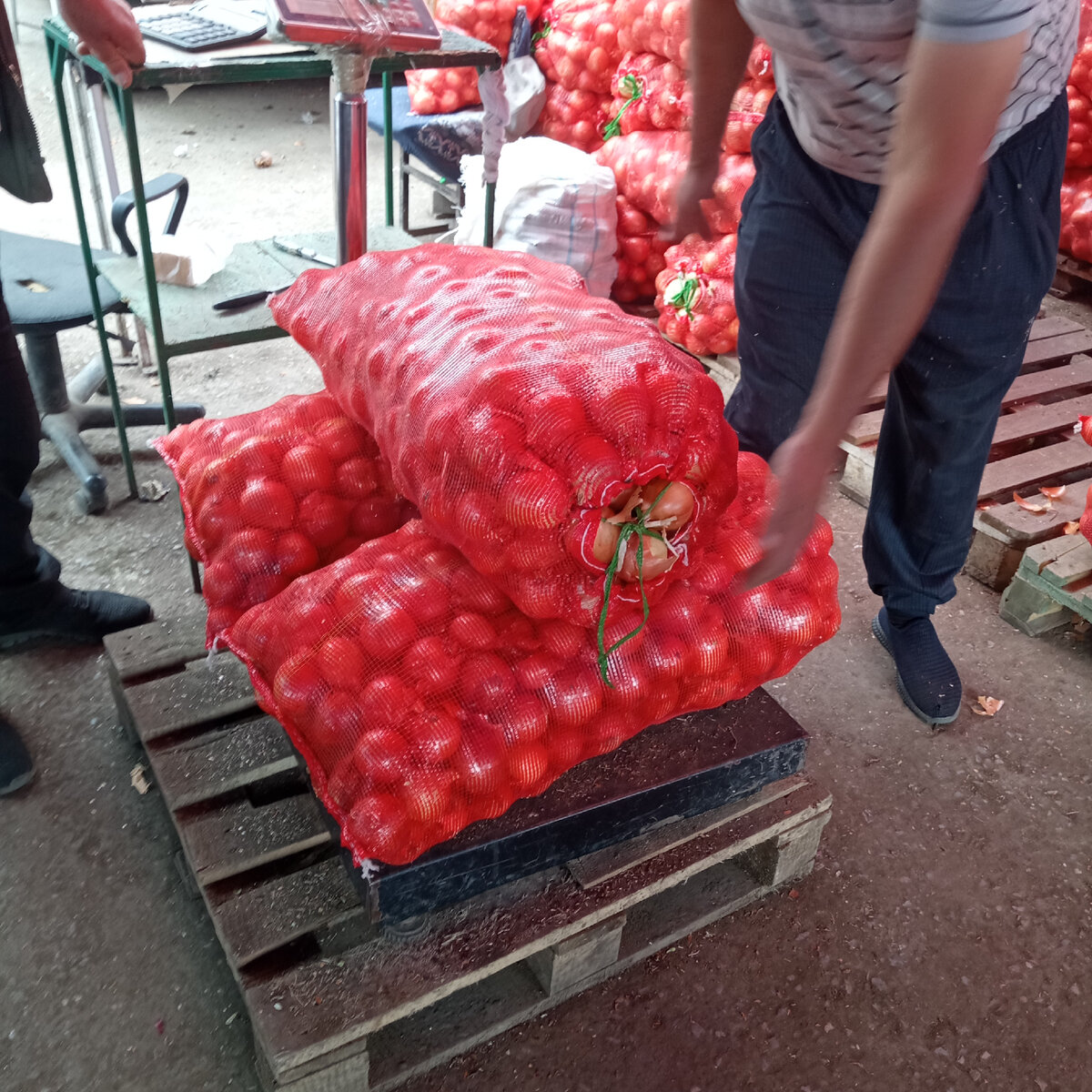 Это крупный лук по 17 р. 