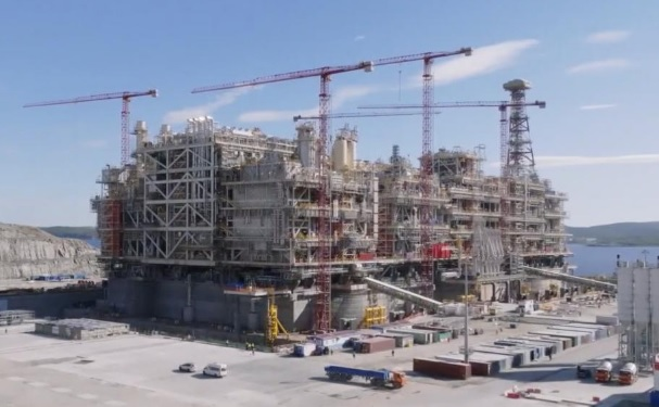 Работы по монтажу гравитационной платформы на сборочной площадке верфи Белокаменка / Фото: ПАО "НОВАТЭК"