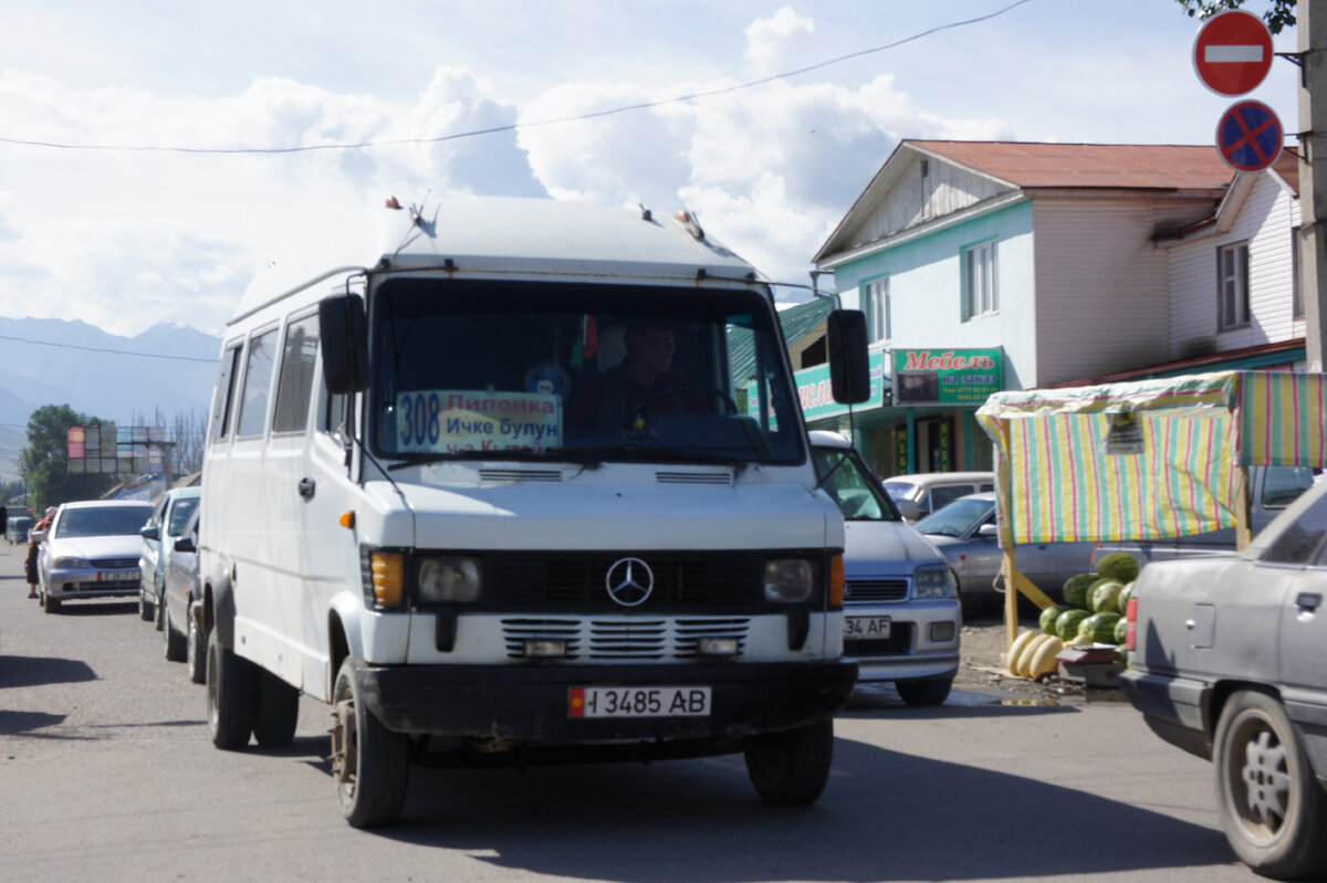 Даже мерседесы здесь конца 80-х.