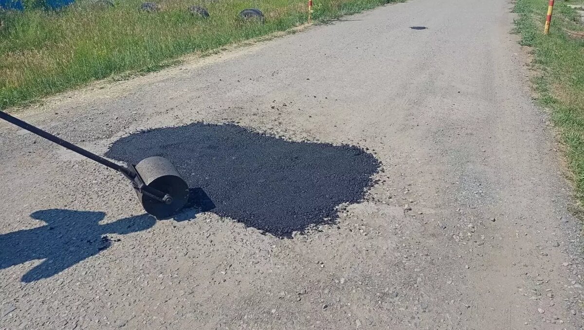     Прокуратура обращалась в суд, чтобы в населенном пункте убрали ямы и выбоины.
