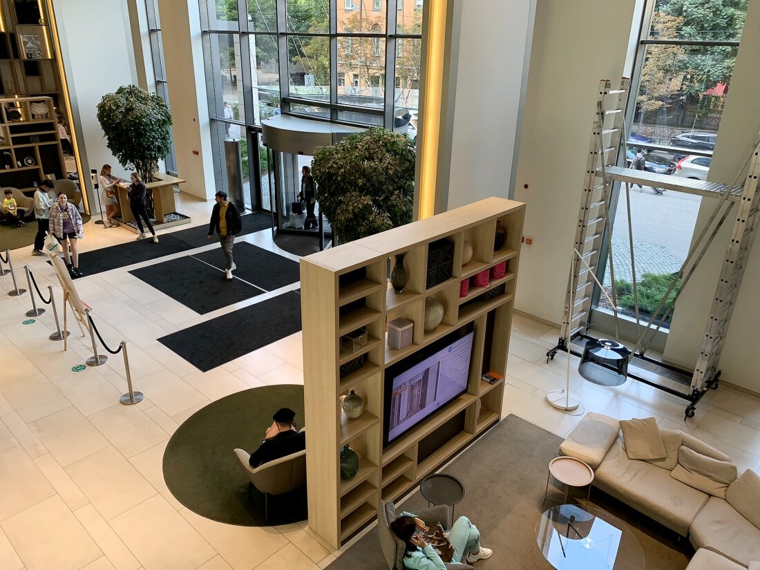 В холле апарт-отеля YE'S