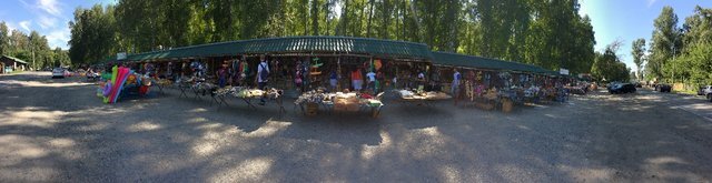 Панорама рынка с сувенирами и прочими туристическими интересностями. Фото из личного архива автора (С), 2019