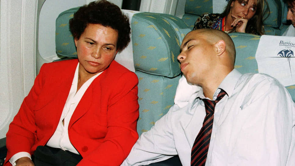    «Я говорил маме, что иду в школу, а сам убегал на пустырь, где играл с мячом. Футбольный мяч всегда был у меня под ногами»   
Профессиональную карьеру Роналдо начал в бразильском клубе «Крузейро», который заплатил за футболиста $50 тыс. За год в составе команды 17-летний спортсмен забил 57 голов, 44 из которых — в официальных матчах. Такой игрой Роналдо обратил на себя внимание фанатов и тренеров. В 1994 году за 5 млн фунтов стерлингов бразилец перешел в нидерландский ПСВ, а также заключил первый рекламный контракт с компанией Nike. Юным футболистом заинтересовались и крупнейшие европейские клубы «Интер» и «Барселона». Через два года Роналдо стал играть за команду из Каталонии. Сумма трансфера тогда составила $20 млн Reuters