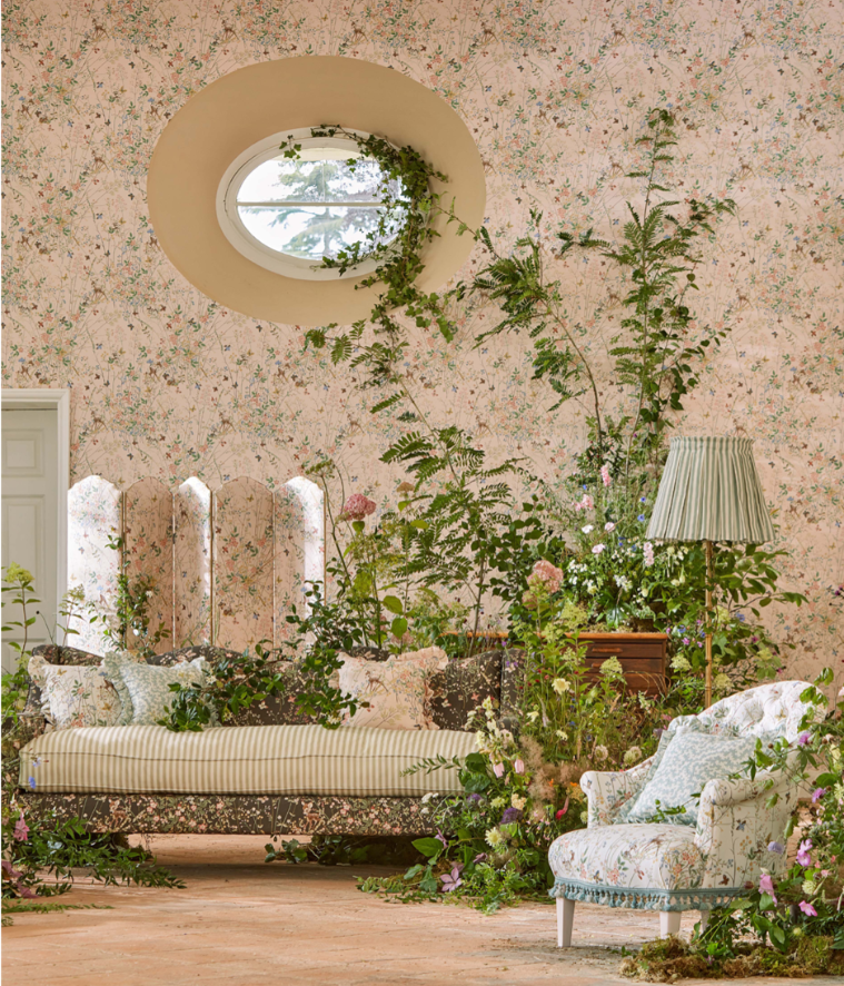 Новая коллекция от компании Сандерсон. Здесь цветочные принты граничать со сказочными декорациями. 