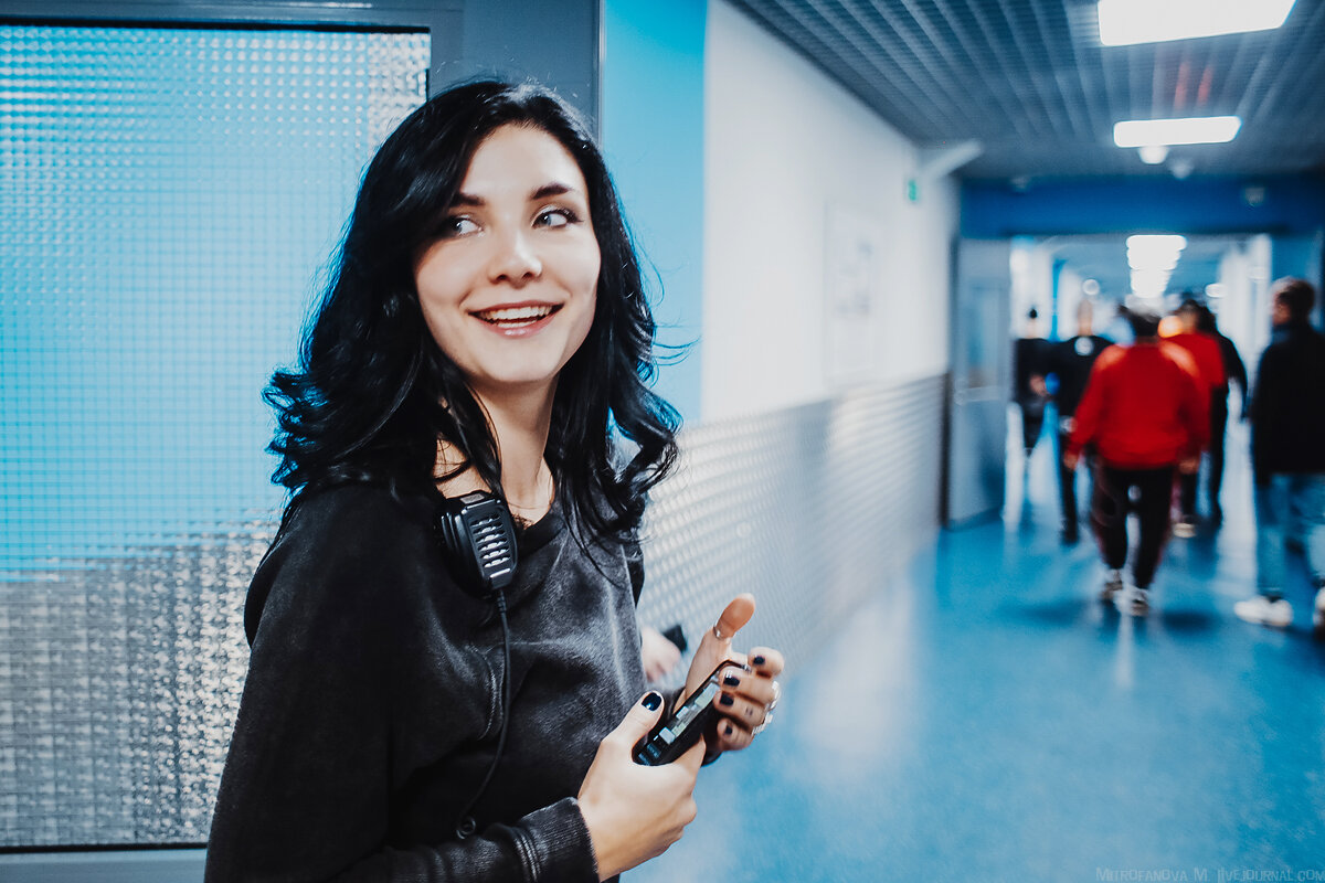 Женя Силантьева - героиня первого эпизода, в котором она рассказывает про туры с группой Ленинград, Земфирой и про знакомство с Джонни Деппом