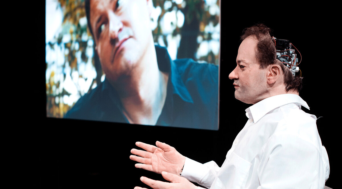 Андроид-двойник страдающего от биполярного расстройства писателя Томаса Мелле ―  на сцене Театра Наций в часовом моноспектакле-лекции. 