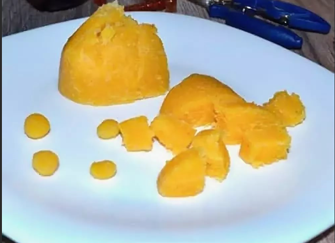 Мамалыга с карасиками. Молдавская кухня мамалыга. Мамалыга из кукурузной манки. Каша из кукурузной муки. Мамалыга для рыбалки.