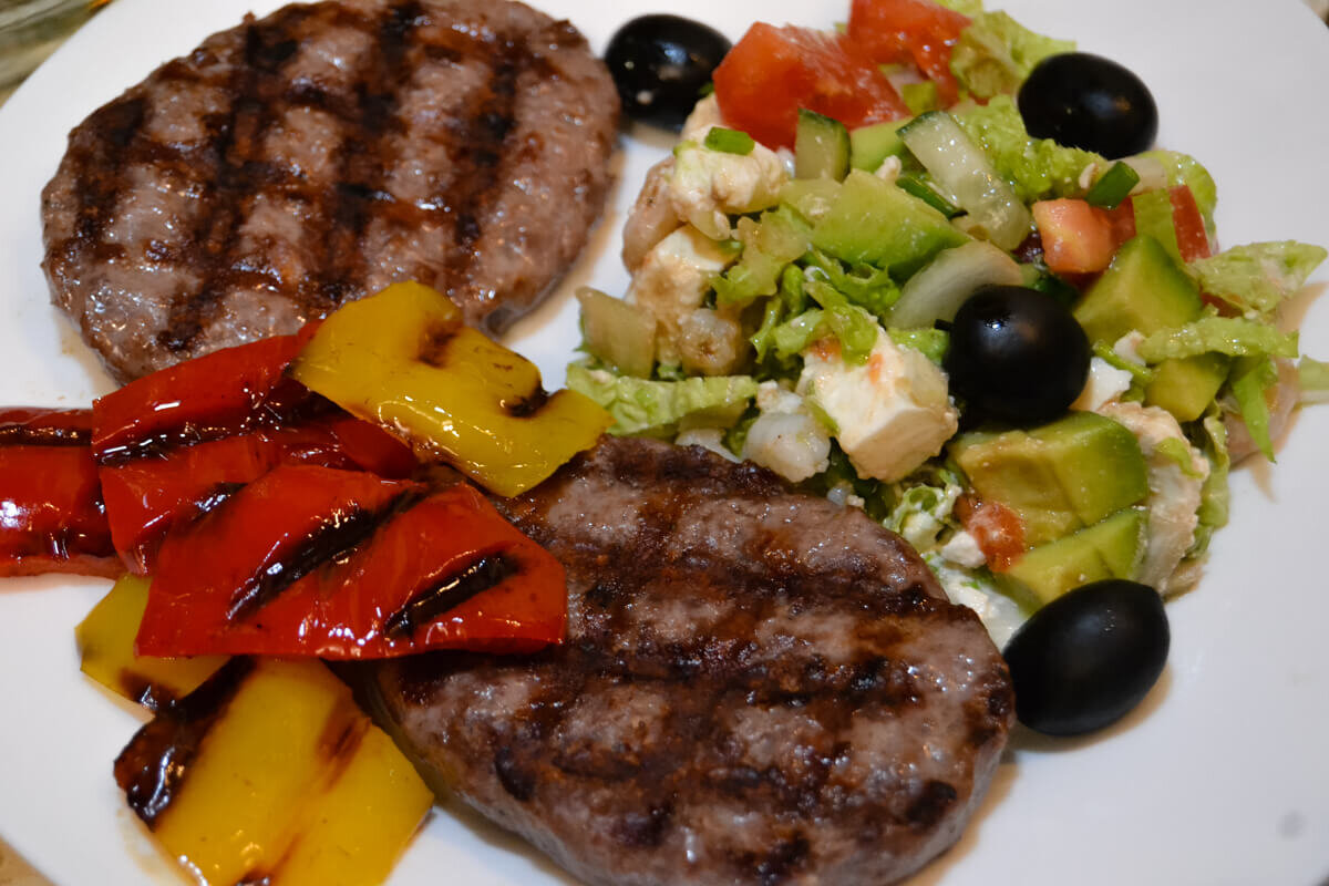 Котлеты из говядины на гриле с гарниром из сладкого перца и свежего салата