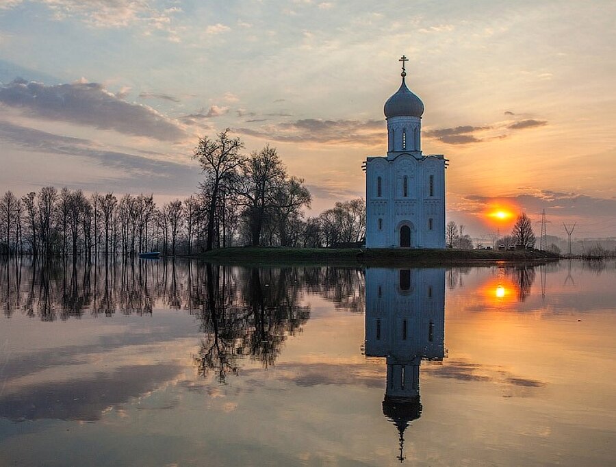 Церковь должна быть. Храм Покрова на Нерли во Владимире. Церковь Покрова на Нерли разлив рек Клязьма. Нерль. Храм в далеке.