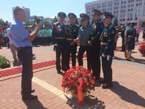 Возложение цветов на площади Славы