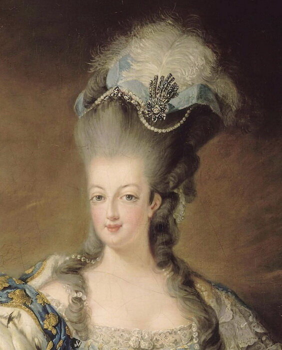Один из портретов Марии-Антуанетты кисти Готье-Даготи. Роз и бриллиантов на ее портретах предостаточно, а вот  картофельных цветов я что-то не нашла. Видимо, парижская мода быстротечна.