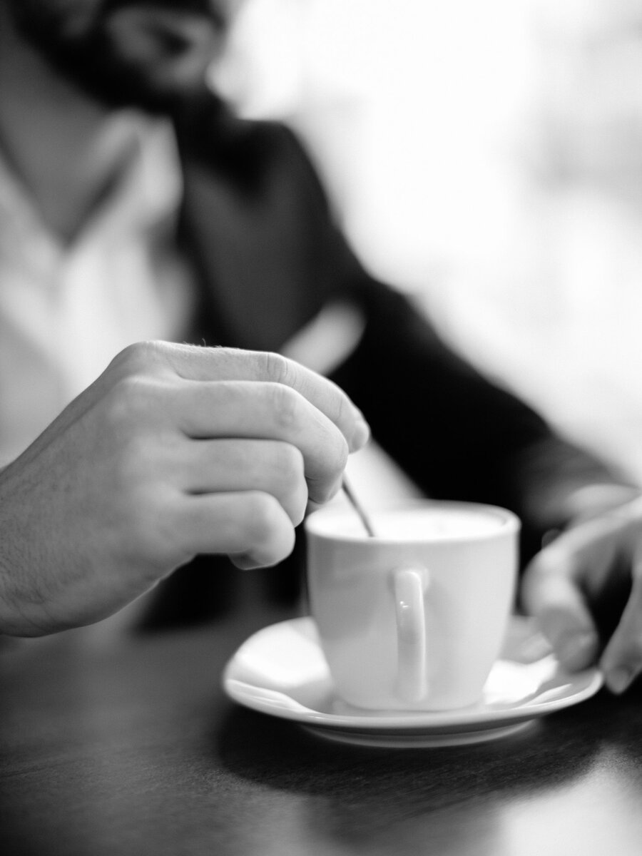 За чашечкой кофе на дзен читать рассказы. Чашка кофе в одиночестве. Чай в одиночестве. За чашечкой кофе дзен. Уж лучше в одиночестве пить чай.
