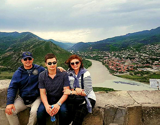 Александр Мясников с женой Натальей и сыном Леонидом