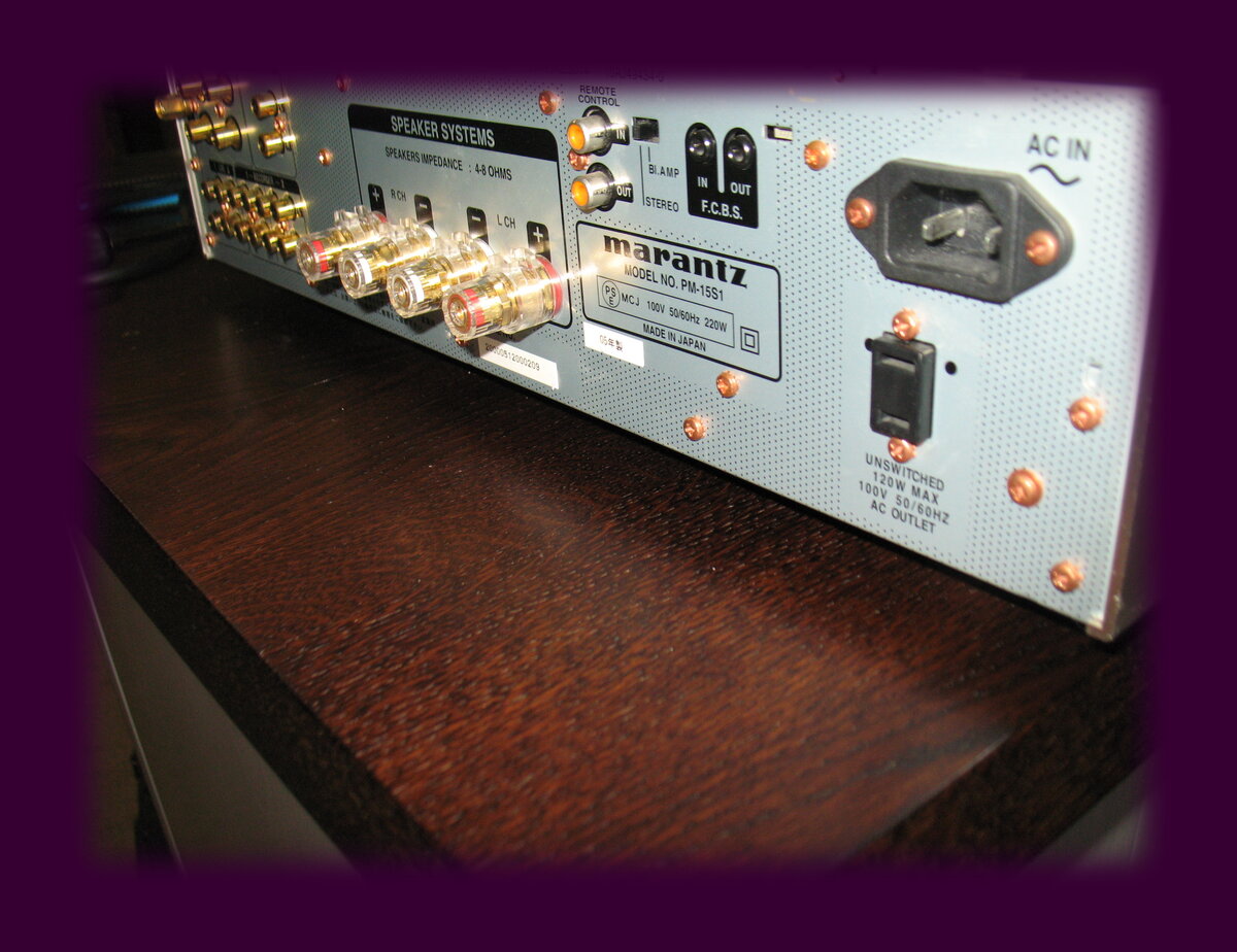 Marantz PM15-S1 вид на тыловую панель.