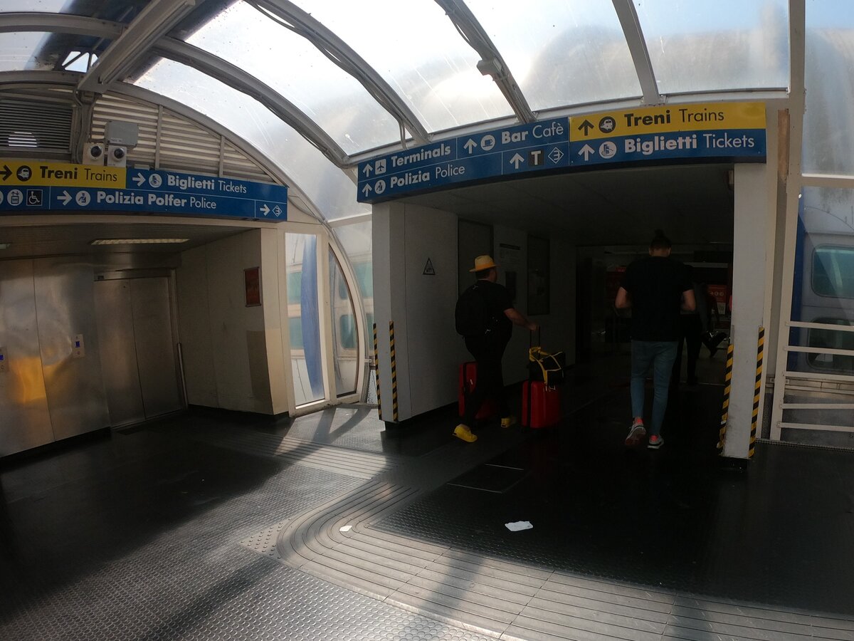 Небольшой тоннель к самому вокзалу 