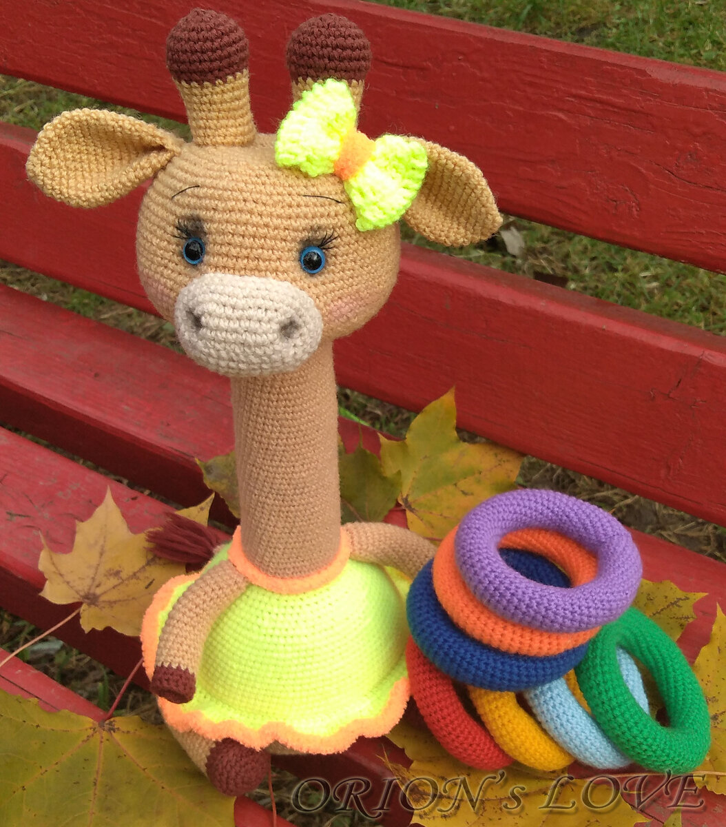 Вязаная крючком развивающая игрушка.