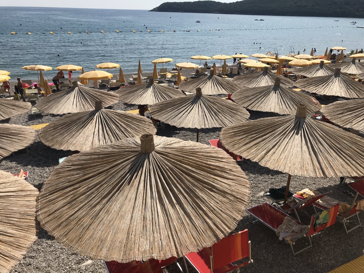 Лежаки и полотенца на пляже вошли в стоимость путёвки.