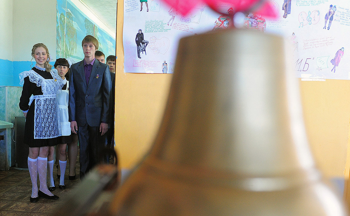 Длинный звонок в школе. Учителя школы 20 Новосибирск. Школьный звонок в коридоре. Звонок на перемену в школе. Школьники в коридоре звонок в школе.