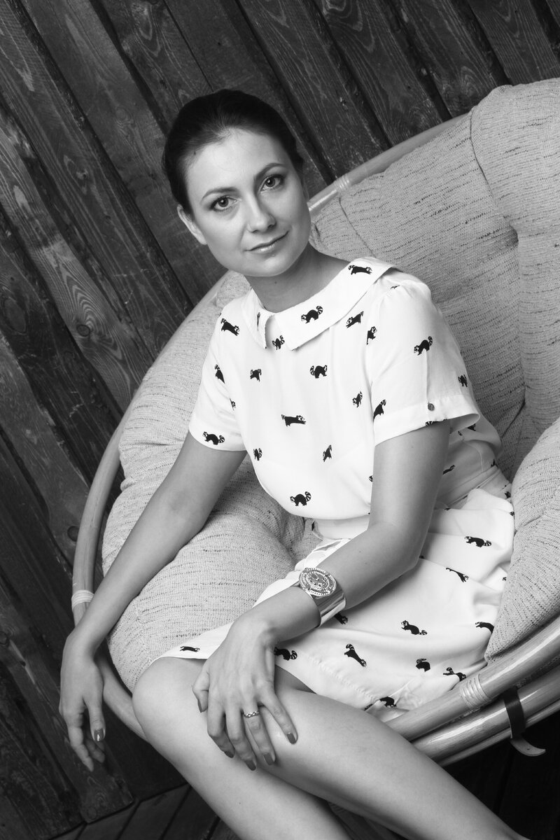 Всем привет. Меня зовут Вера. Копирайтер. Сторителлер. Автор и соавтор книг. Автор курса по сторителлингу.
⠀
О чем буду вещать, сразу понятно, да?😁 Но все же позвольте немного уточню:
⠀
1⃣ тема: Сторителлинг.
Сторителлинг – это история. Но не каждая история продает. Вот и будем разбираться, что писать и как, чтобы карманы не пустовали. Согласитесь, обидно, когда незначительные усилия позволили бы вам увеличить свою выручку в 2 и более раз, но вы их не прикладываете, потому что не знаете как? Предлагаю эти незнания ликвидировать, ну, не нужны они вам.😉
⠀
2⃣ тема: копирайтинг.
За 4 года активного копирайтинга я набила немало шишек, не без этого. Но несмотря на то, что эта профессия позволила мне уйти из офиса, я не буду давать вам призрачные надежды из серии «Как зарабатывать на копирайтинге 100 тысяч в месяц, работая по 2-3 часа в день». Если вы верите в красивые сказки, следует поискать их в другом месте. Я же поделюсь своим опытом, предостерегу от ошибок и честно расскажу, как текстами заработать на хлеб.
⠀
3⃣ Также могу раскрыть тему бюджетного самиздата, потому что за плечами несколько изданных книг. Но это если публике будет интересно.
⠀
Представьтесь и вы, пожалуйста. А еще напишите, какая тема вам наиболее интересна. Составлю контент с учетом ваших откликов.🤗