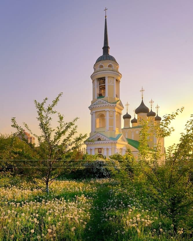 Раннее утро на фоне церкви