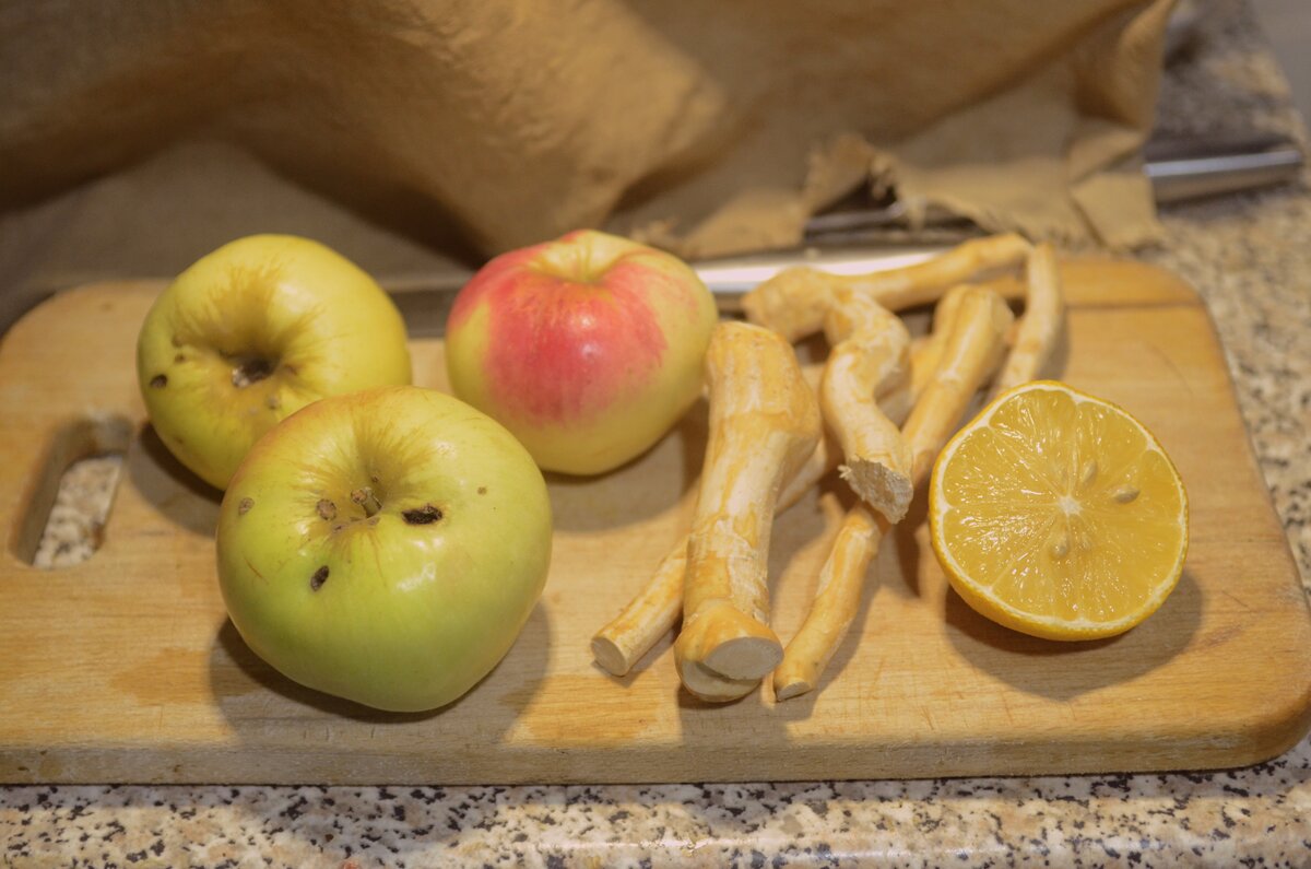 В этом сезоне «хреновину» готовлю по новому: любимая закуска с яблоками